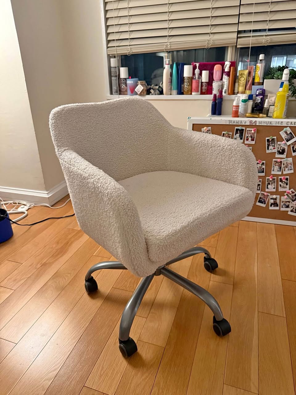 Desk chair white and fuzzy