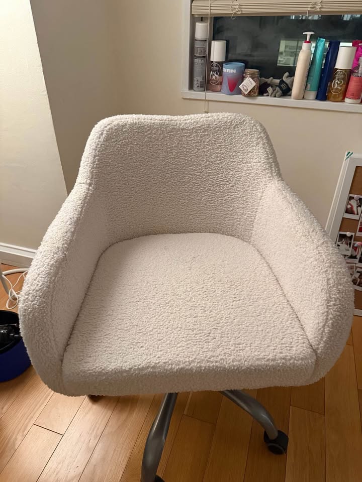 Desk chair white and fuzzy - photo 2