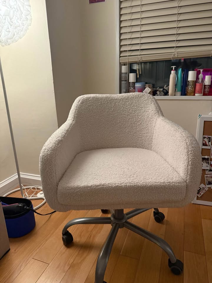 Desk chair white and fuzzy - photo 3
