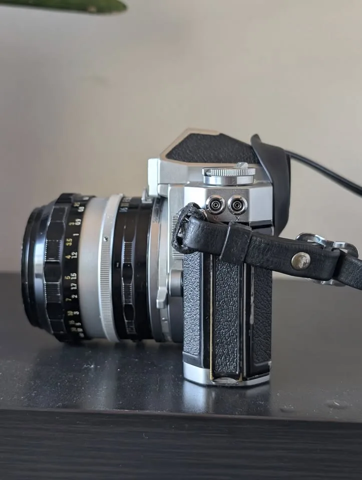 Vintage Japanese 35mm Film Camera w/ 50mm f/1.4 Lens image indicator(5)