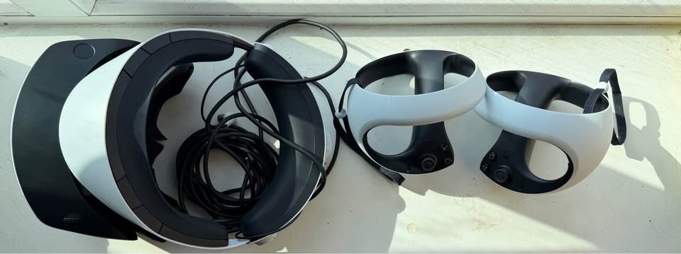 PSVR 2 COMPLETE SET W/ PC ADAPTER - photo 2