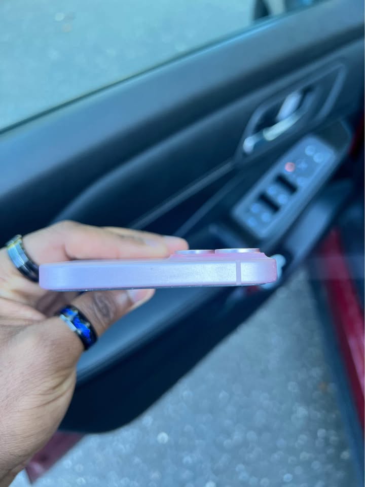 Pink iPhone 15 Plus 128GB ICloud Locked - photo 3