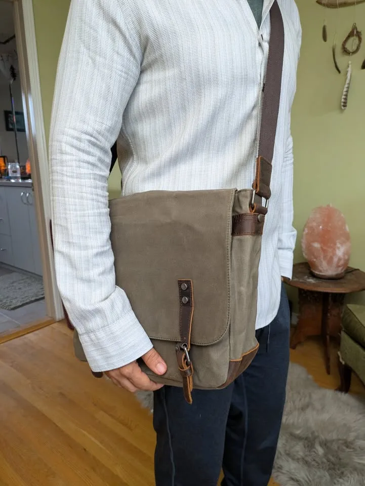 Men's Messenger Laptop Bag image indicator(4)