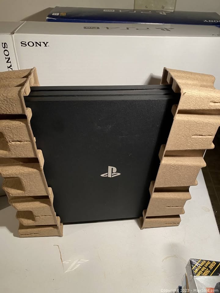 PS4 Pro 1Tb in Box with Controller - photo 2