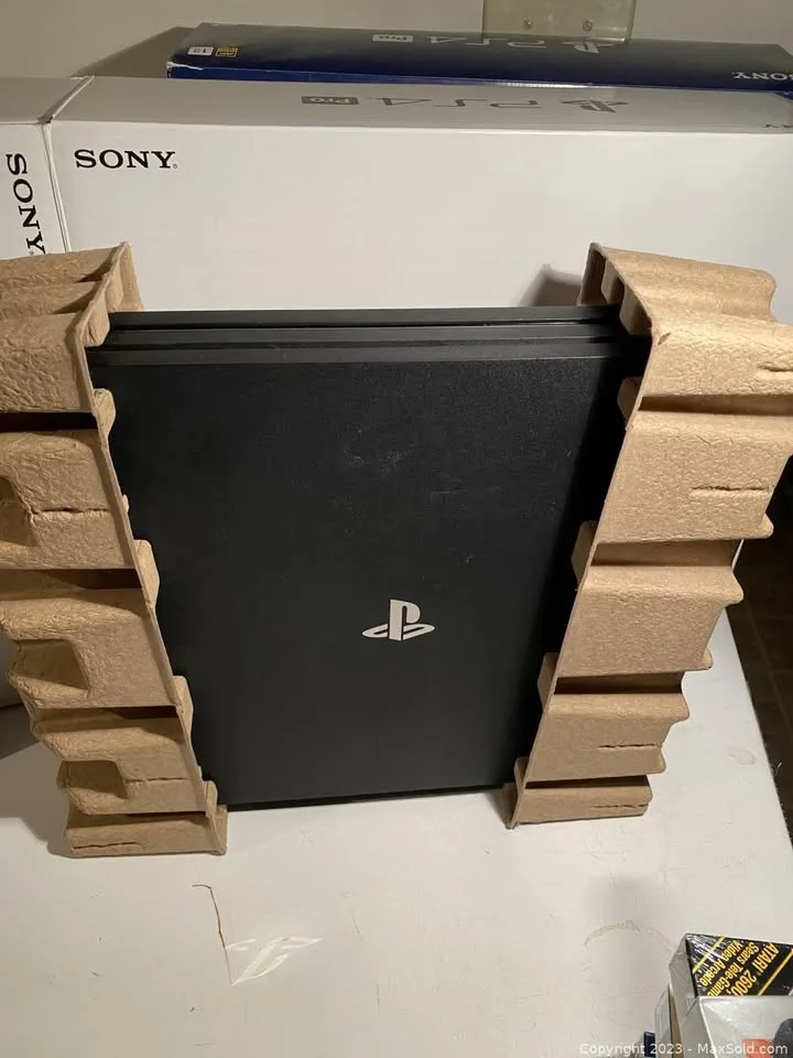 PS4 Pro 1Tb in Box with Controller image indicator(2)