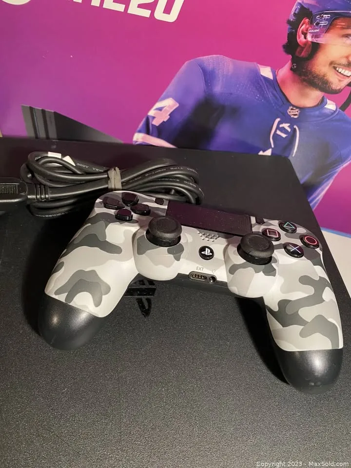 PS4 Pro 1Tb in Box with Controller image indicator(5)