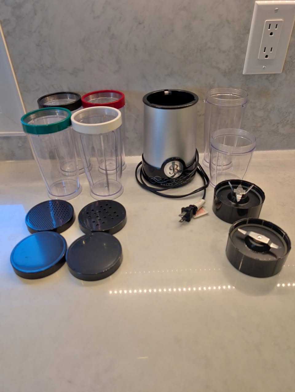 Bella Cucina Blender with six cups, four lids, two blades
