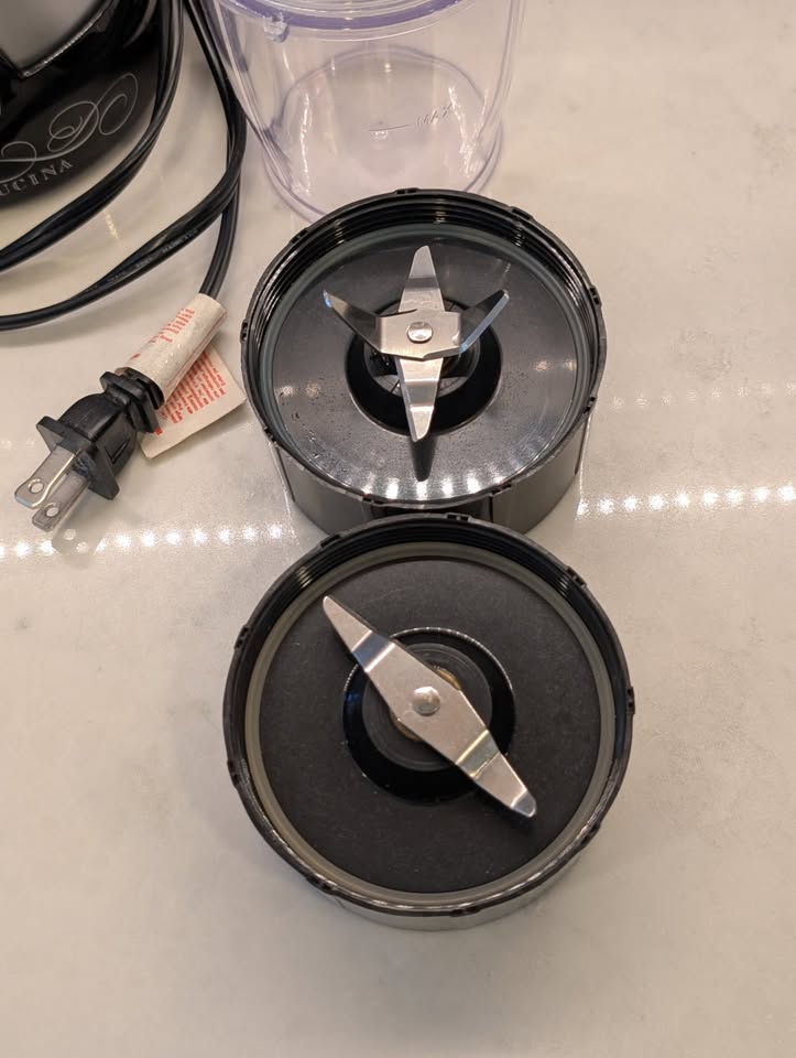 Bella Cucina Blender with six cups, four lids, two blades - photo 4