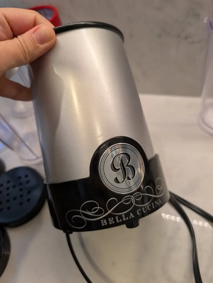 Bella Cucina Blender with six cups, four lids, two blades image indicator(7)