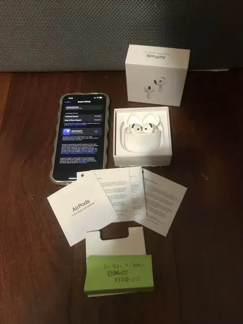 AirPods 4th Generation (Active Noise Cancellation) (2024) image indicator(3)