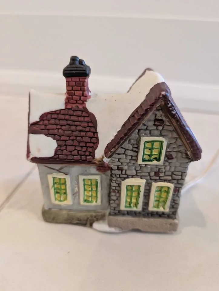 Trim Shoppe Attached Porcelain Lighted Houses image indicator(5)
