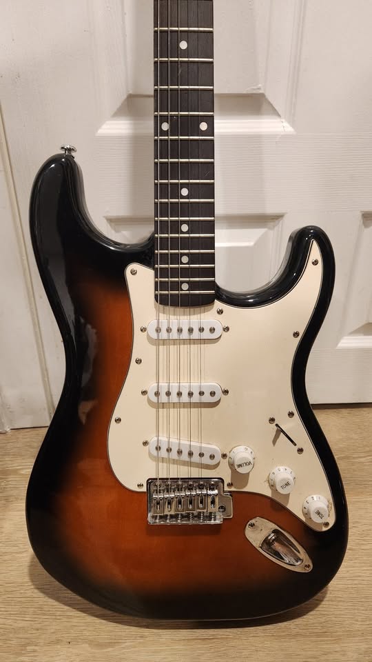 $220 Silvertone Strat Electric Guitar - Sunburst - photo 3