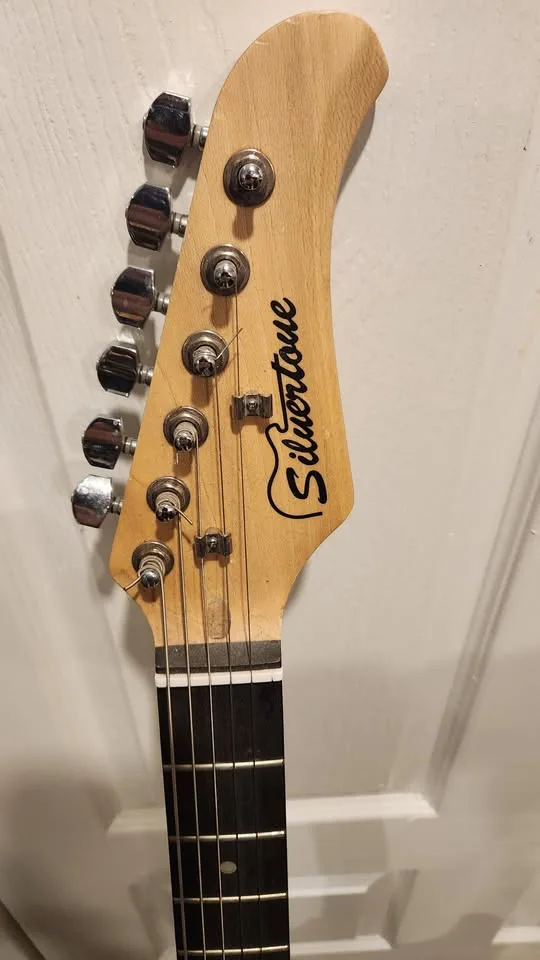 $220 Silvertone Strat Electric Guitar - Sunburst image indicator(4)