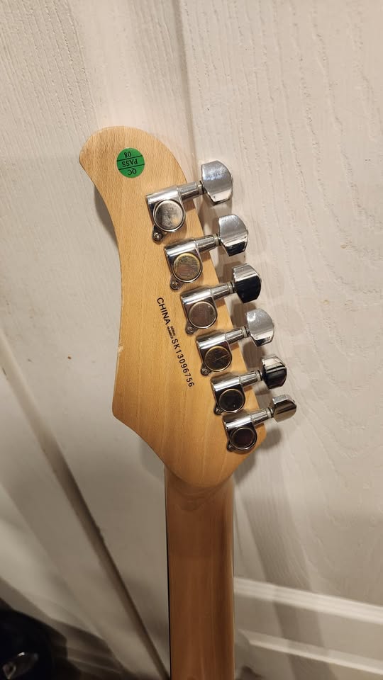 $220 Silvertone Strat Electric Guitar - Sunburst - photo 5