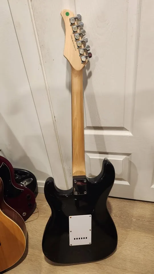 $220 Silvertone Strat Electric Guitar - Sunburst image indicator(6)