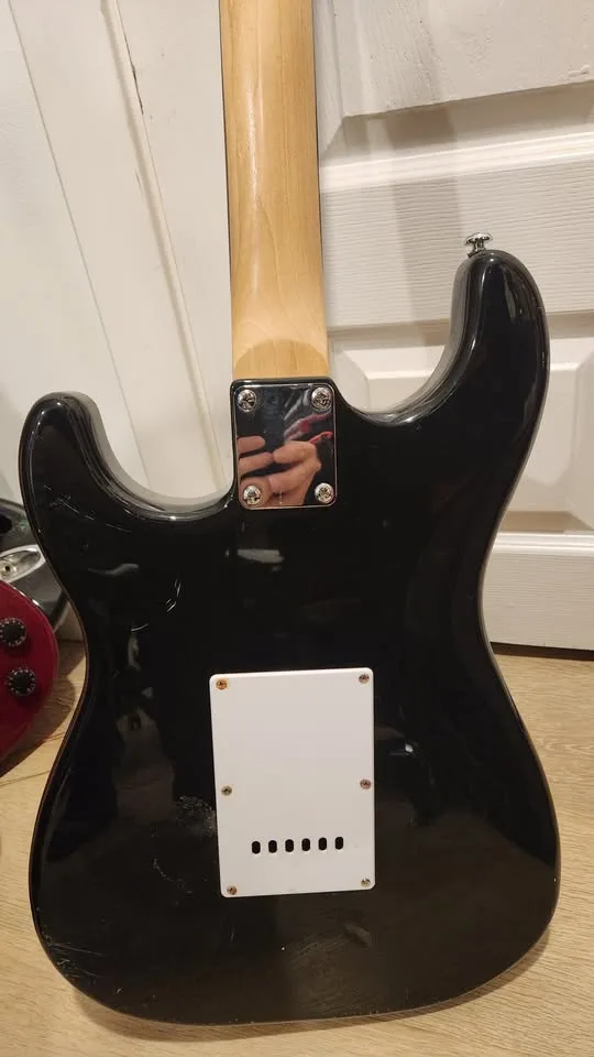 $220 Silvertone Strat Electric Guitar - Sunburst image indicator(7)