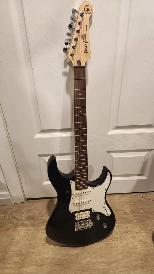 $350 Yamaha Pacifica 112V Electric Guitar image indicator(2)