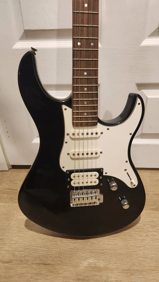 $350 Yamaha Pacifica 112V Electric Guitar image indicator(3)