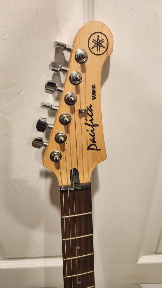 $350 Yamaha Pacifica 112V Electric Guitar image indicator(4)