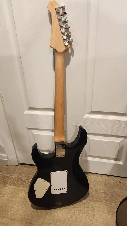 $350 Yamaha Pacifica 112V Electric Guitar image indicator(5)