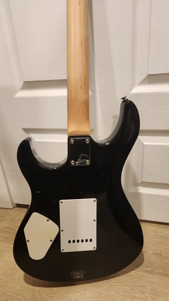 $350 Yamaha Pacifica 112V Electric Guitar image indicator(6)