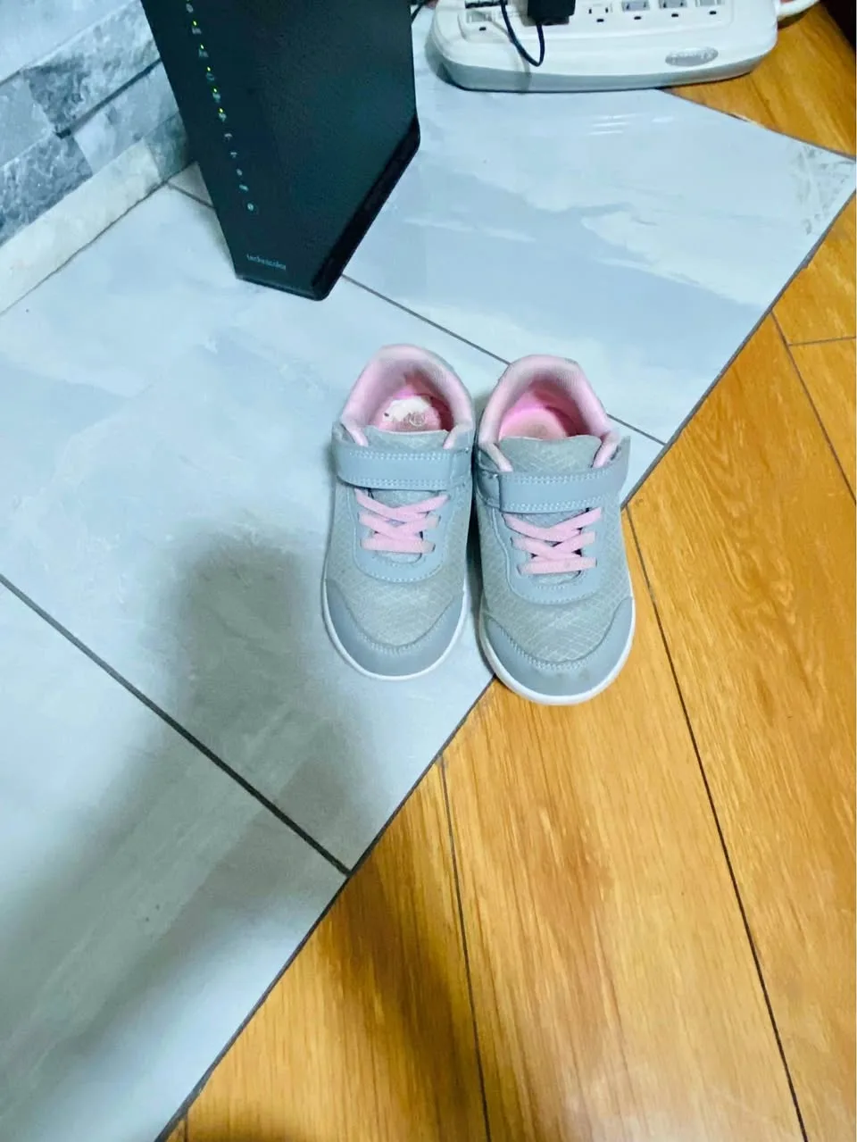 Comfortable breathable girls shoes, soft anti-slip soles