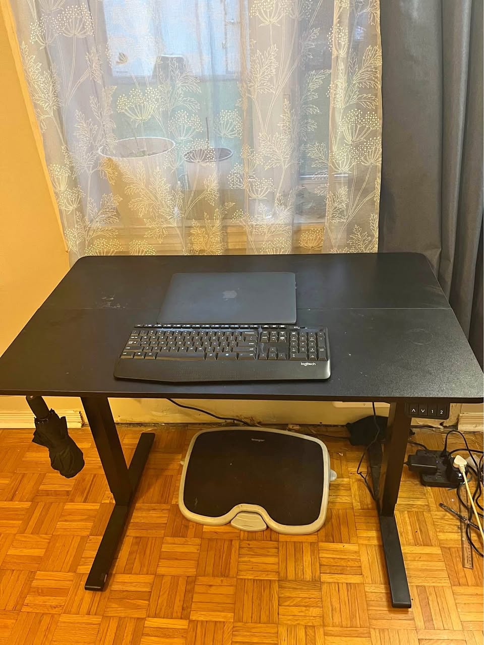 Standing Desk (Automatic, height adjustable)