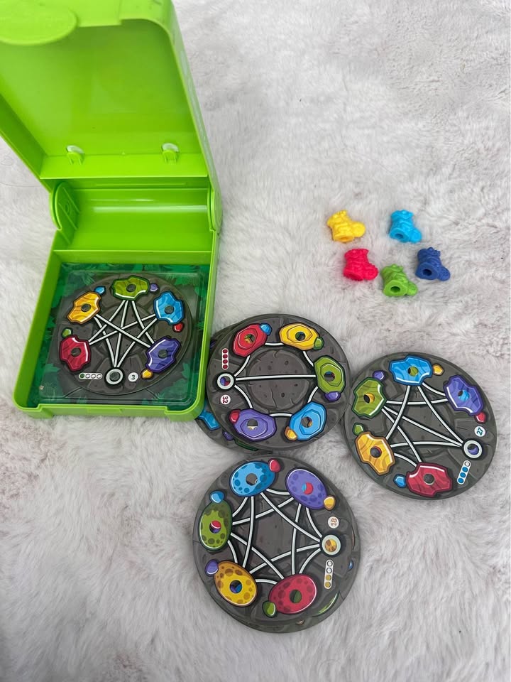 Travel board game Chameleon crossing color swapping game - photo 4