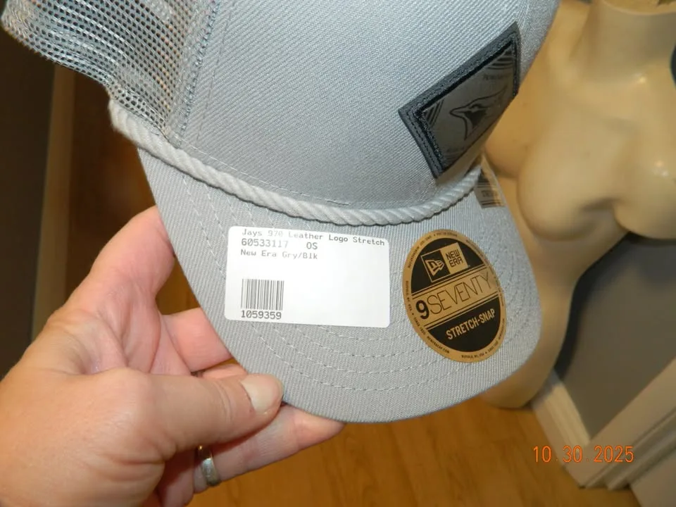 NWT NEW ERA TORONTO BLUE JAYS LEATHER PATCH snap back HAT.. image indicator(3)