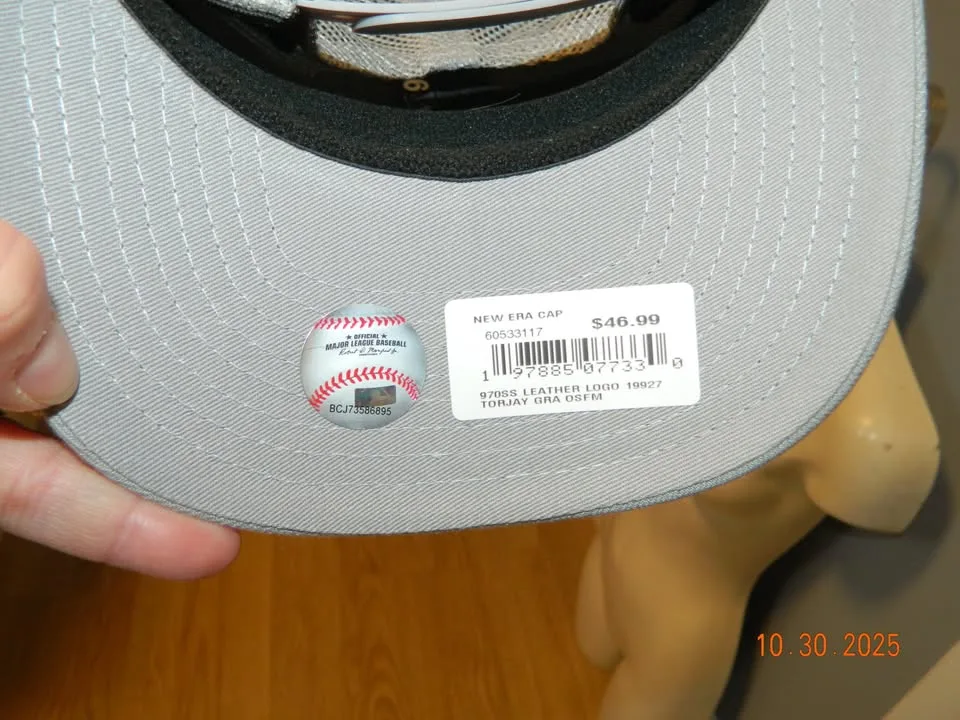 NWT NEW ERA TORONTO BLUE JAYS LEATHER PATCH snap back HAT.. image indicator(4)