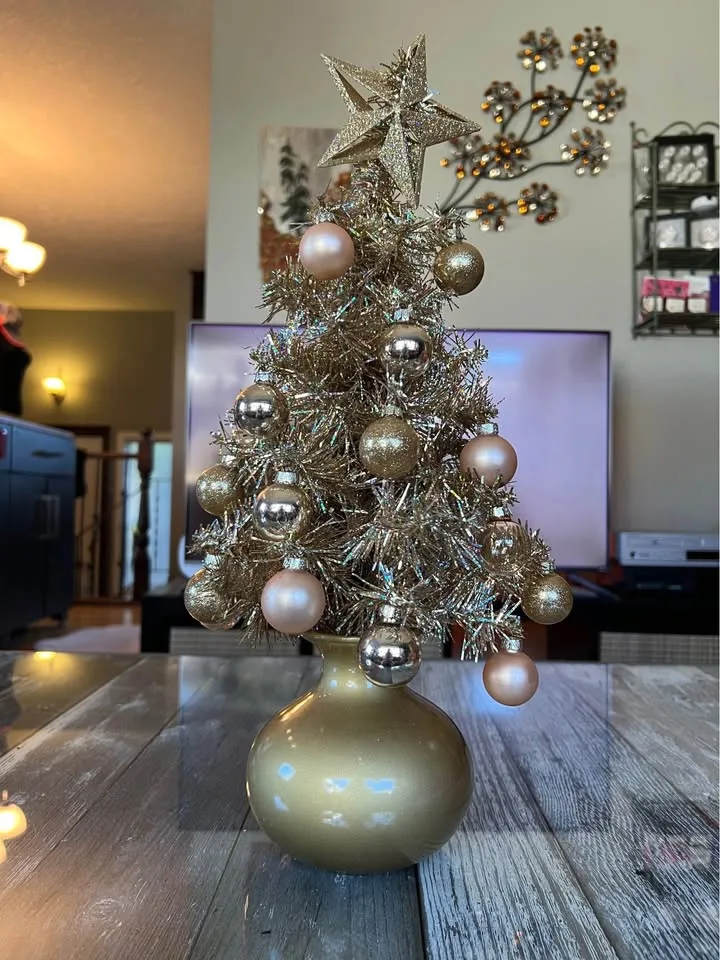 Quaint Little Office Christmas Tree set up in 5min image indicator(4)