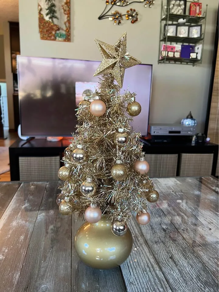 Quaint Little Office Christmas Tree set up in 5min image indicator(5)