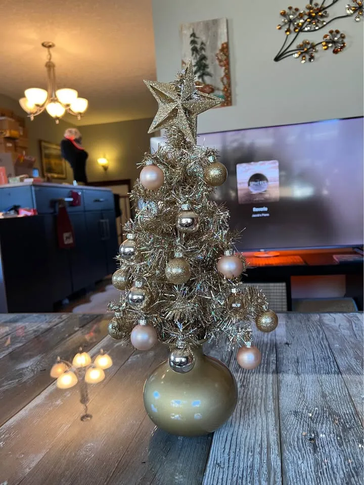 Quaint Little Office Christmas Tree set up in 5min image indicator(6)