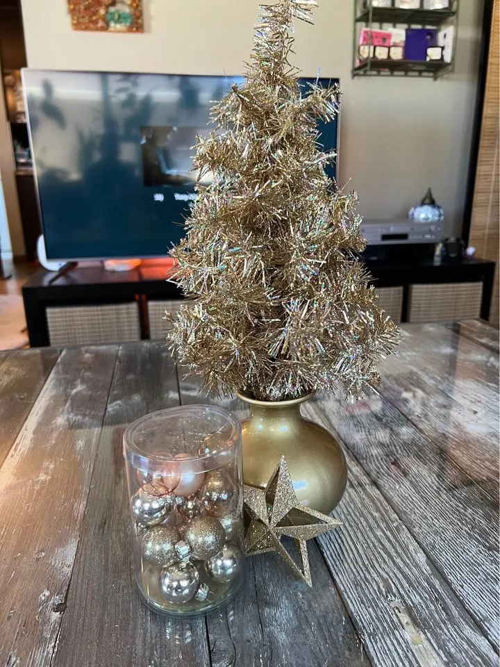 Quaint Little Office Christmas Tree set up in 5min image indicator(8)