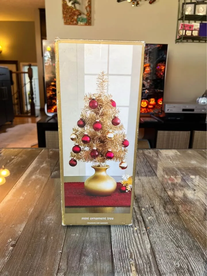 Quaint Little Office Christmas Tree set up in 5min image indicator(9)