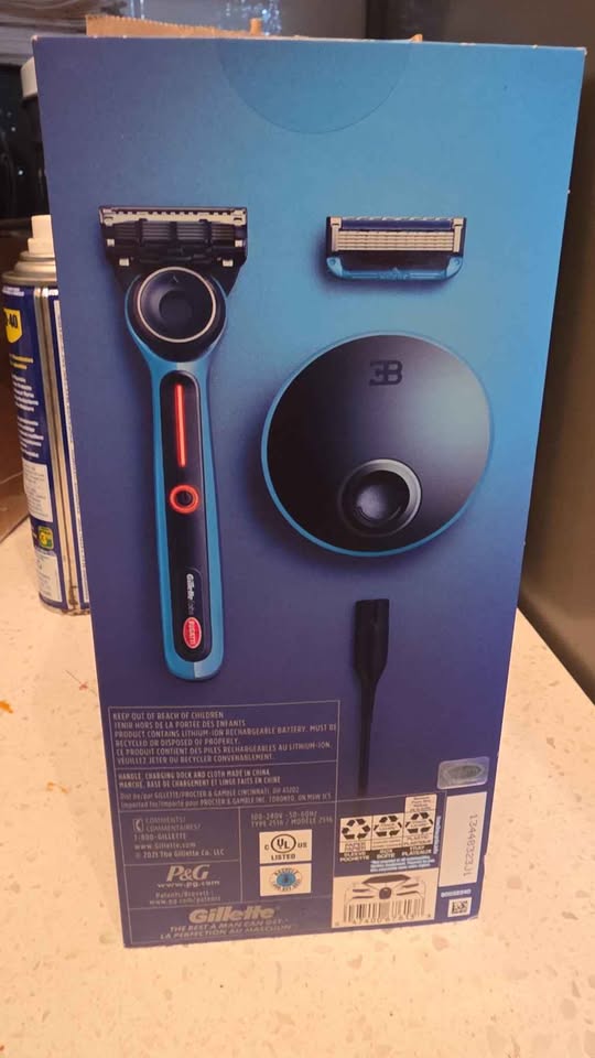 Gillette limited edition Bugatti heated razor kit - photo 3