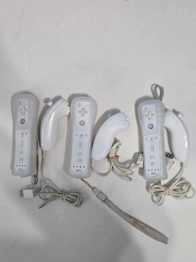 Nintendo Wiimotes & Nunchucks White
