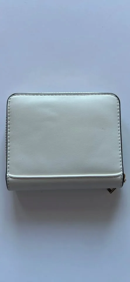 Guess Wallet image indicator(2)
