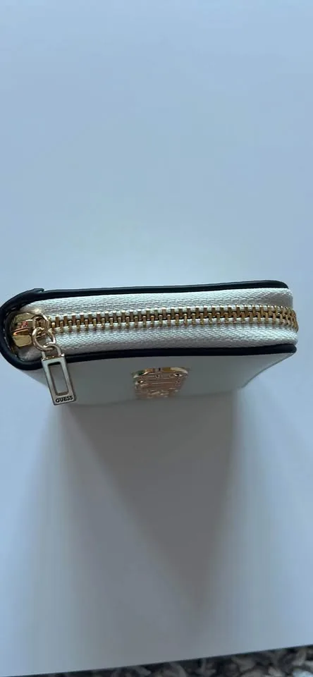 Guess Wallet image indicator(3)