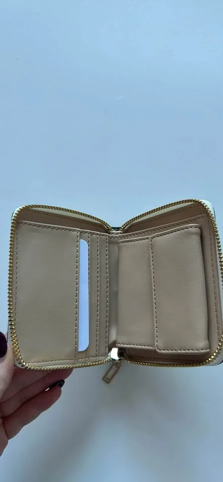 Guess Wallet image indicator(4)