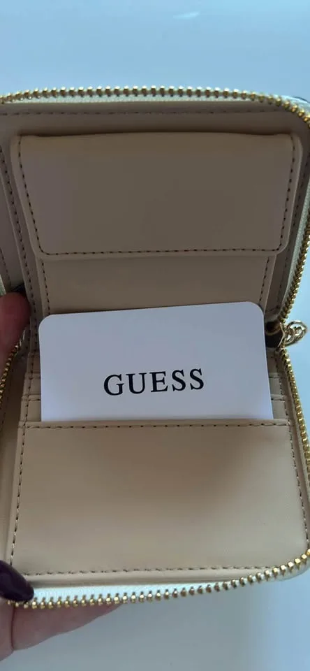 Guess Wallet image indicator(6)