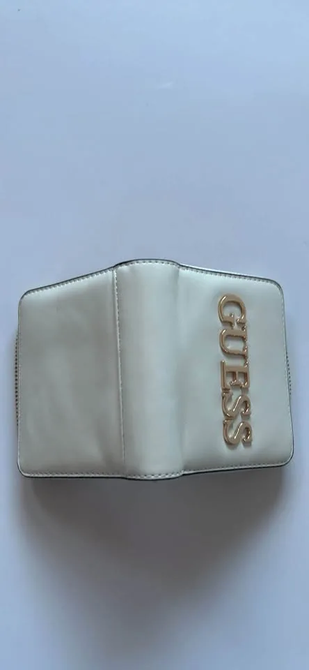 Guess Wallet image indicator(8)