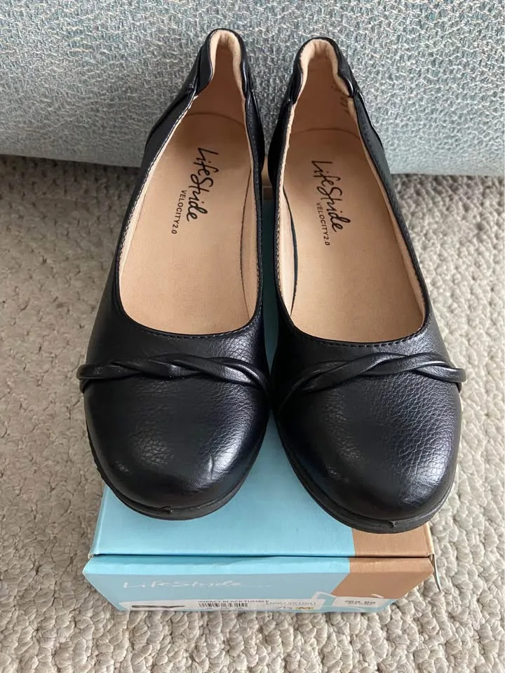 Women’s Black Life Stride shoes, size 7.5 M. *Like-New image indicator(3)