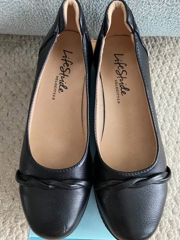 Women’s Black Life Stride shoes, size 7.5 M. *Like-New image indicator(6)