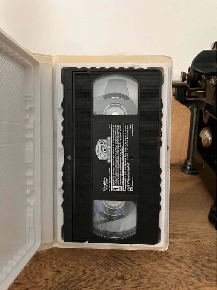 Disney Beauty and the Beast Enchanted Christmas VHS - photo 2