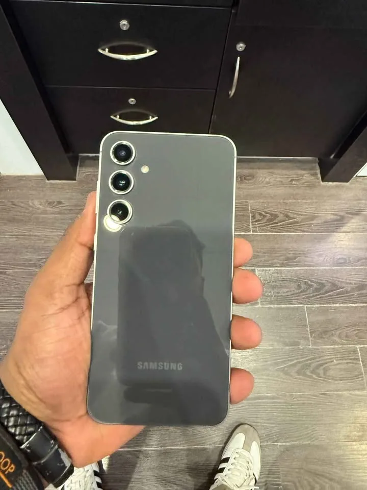 Samsung Galaxy S23 FE–128 GB–Pristine Condition (Unlocked) image indicator(2)