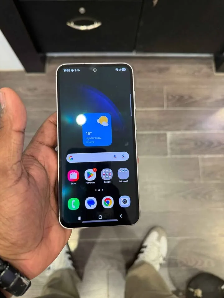 Samsung Galaxy S23 FE–128 GB–Pristine Condition (Unlocked) image indicator(3)