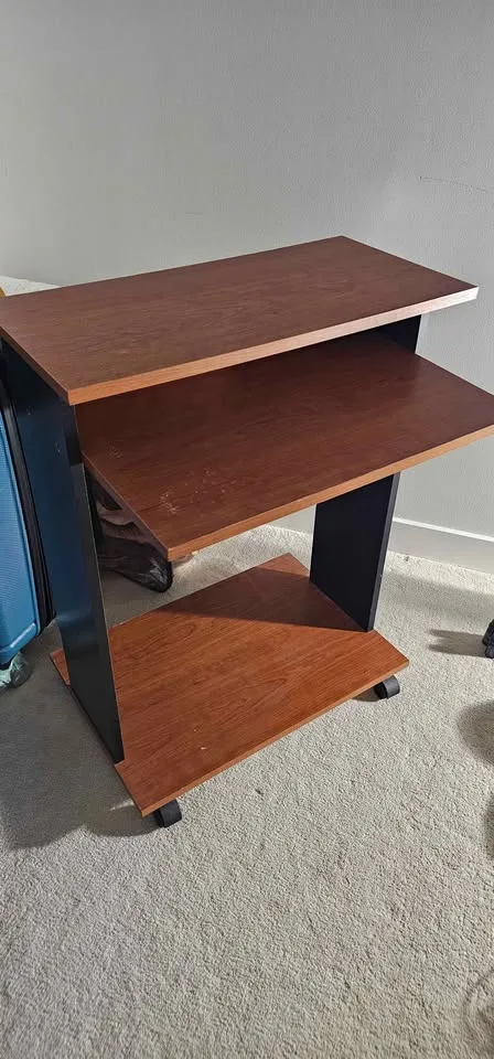 Small Table with Wheels image indicator(2)