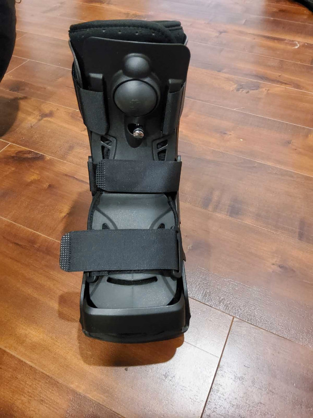 Inflatable walking boot