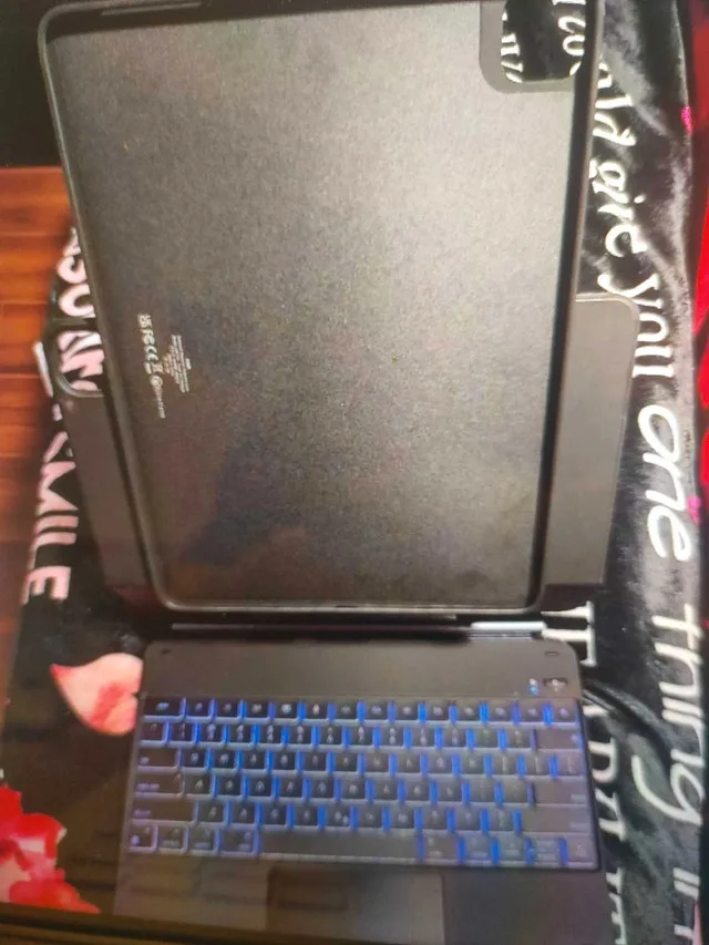 ESR rebound 360 magnetic keyboar iPad Pro12.9"(6th/5th/4th/3rd) image indicator(2)